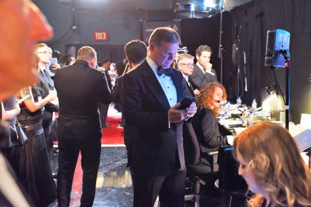 new-photos-show-pwc-accountant-tweeting-mixing-envelopes-backstage-at-oscars-exclusive__801153_